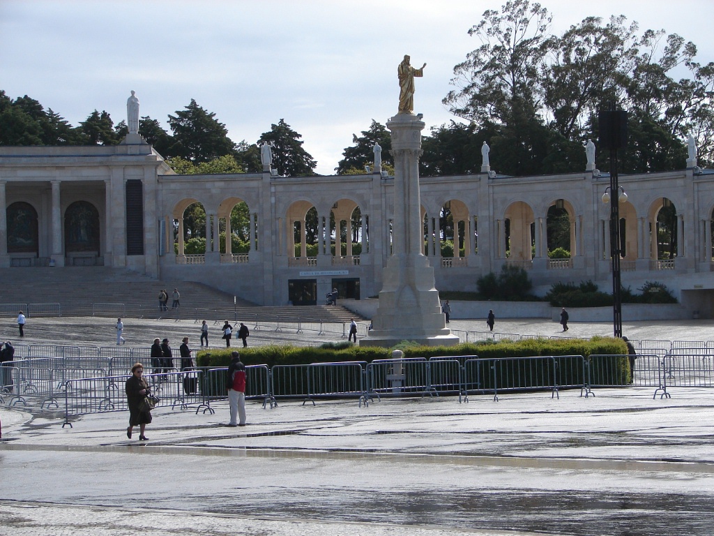 2008/03(March)/AroundTheWorld/Lisbon/1024x768_Fatima church with gold statue of Jesus.jpg